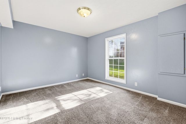 1912 Prestwick Dr, La Grange, KY 40031