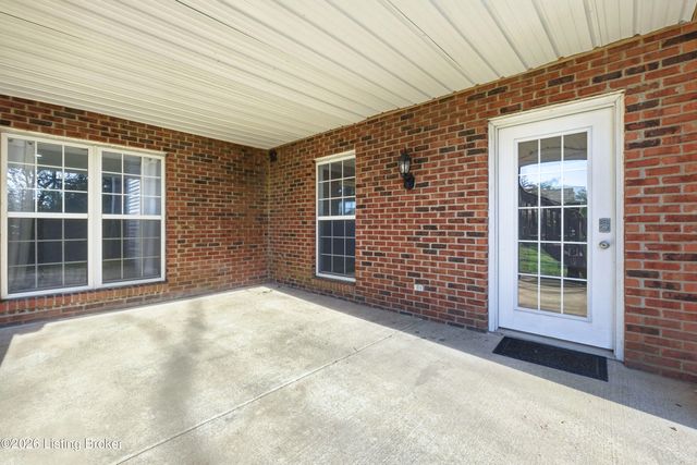 1912 Prestwick Dr, La Grange, KY 40031
