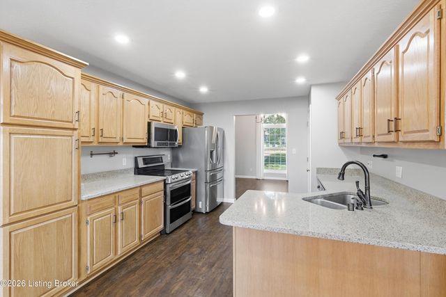 1912 Prestwick Dr, La Grange, KY 40031