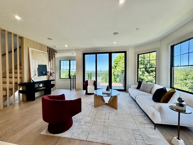 142 Metropolitan PH, Boston, MA 02131