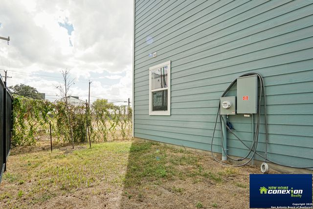 310 W Evergreen St #111, San Antonio, TX 78212