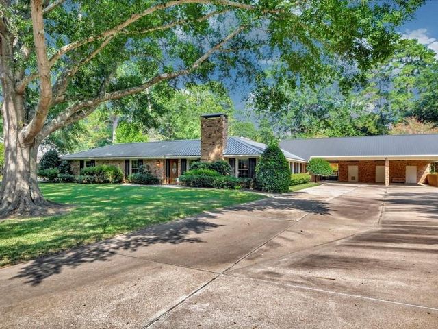 2810 Colonial Drive, Nacogdoches, TX 75965