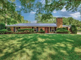 2810 Colonial Drive, Nacogdoches, TX 75965