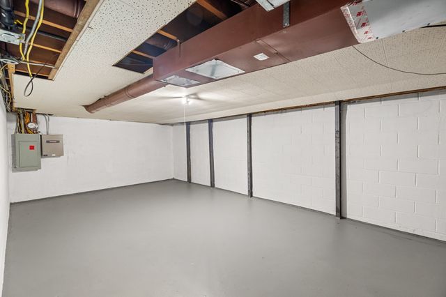 1725 Grand Avenue, West Des Moines, IA 50265
