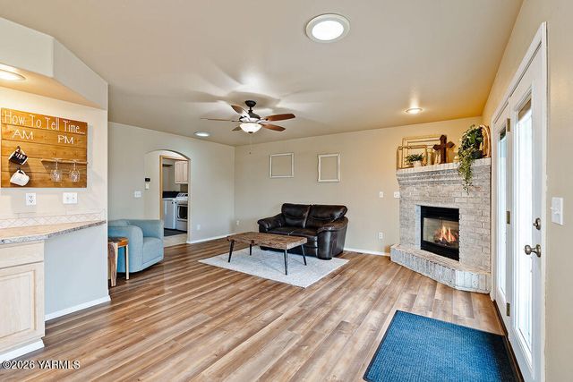 101 N 86th Ave, Yakima, WA 98908