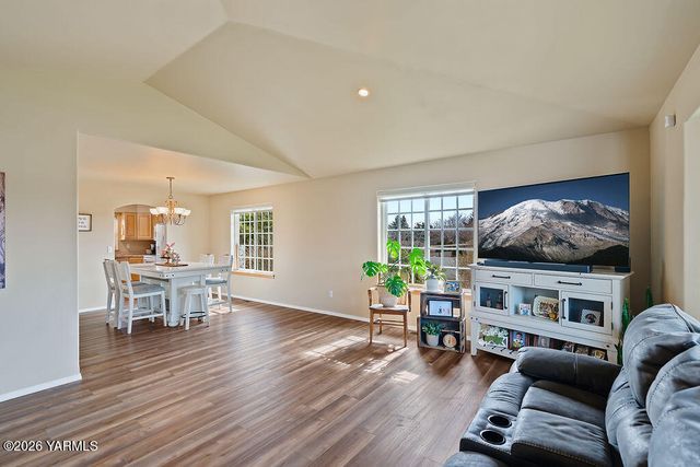 101 N 86th Ave, Yakima, WA 98908