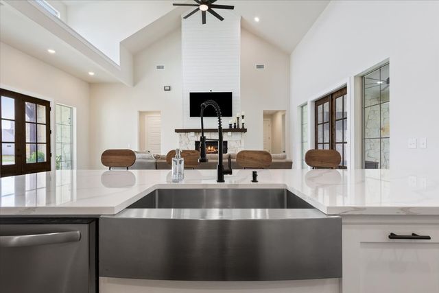 124 Big Catch Lane, Robinson, TX 76706