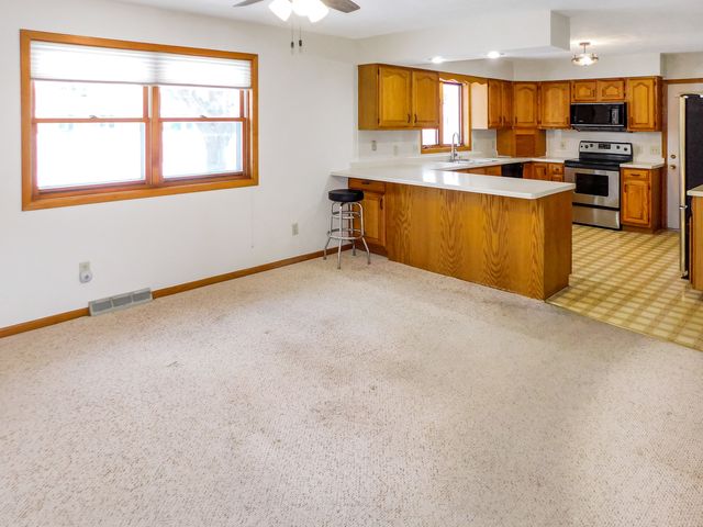 755 Loomis Drive, Rockton, IL 61072