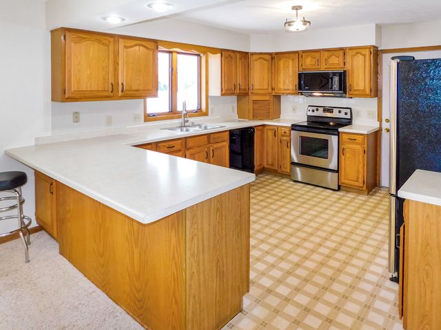 755 Loomis Drive, Rockton, IL 61072