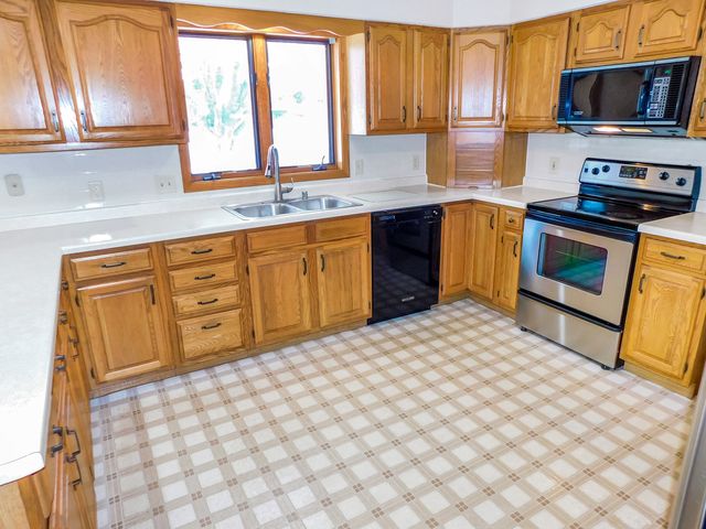 755 Loomis Drive, Rockton, IL 61072