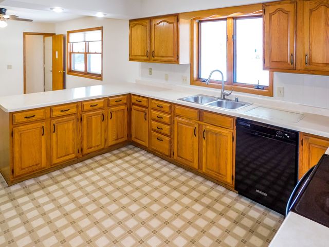 755 Loomis Drive, Rockton, IL 61072