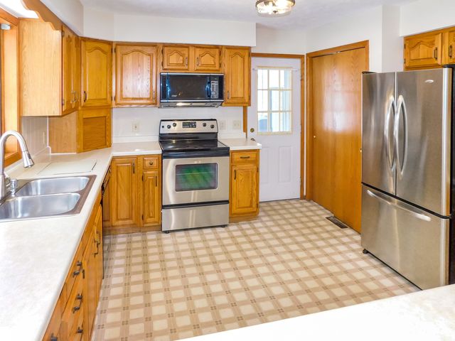 755 Loomis Drive, Rockton, IL 61072