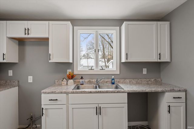 52128 Helmen Avenue, South Bend, IN 46637