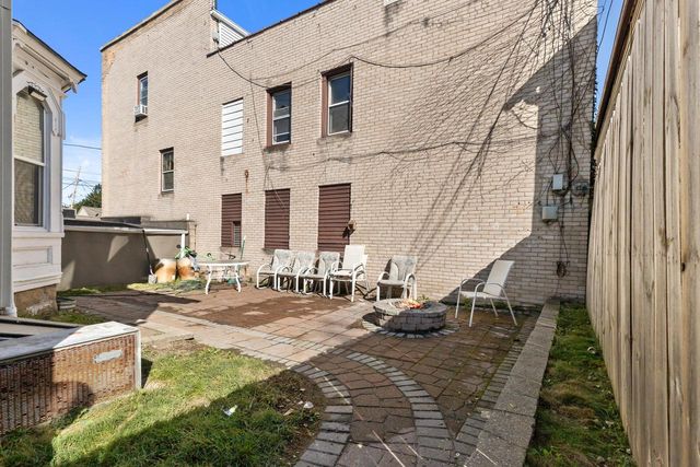 2401 W Grant STREET, Milwaukee, WI 53215