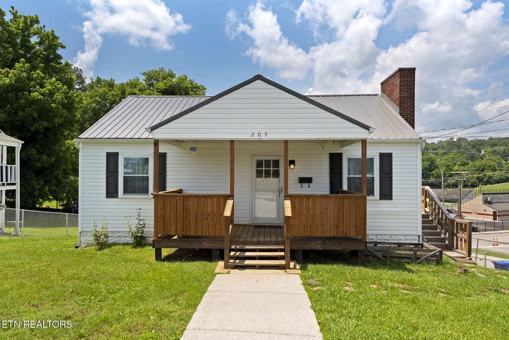 205 W Hicks St, Clinton, TN 37716