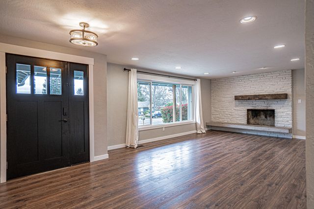 1916 Inverness Drive, Medford, OR 97504