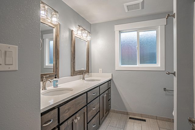 1916 Inverness Drive, Medford, OR 97504