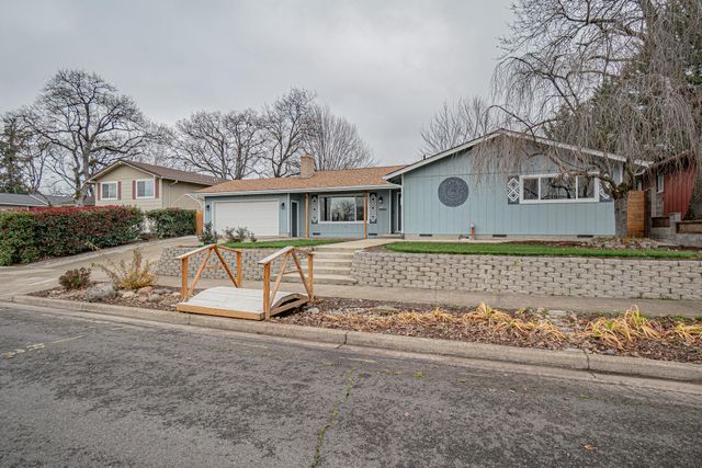 1916 Inverness Drive, Medford, OR 97504