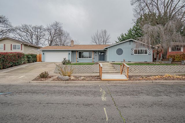 1916 Inverness Drive, Medford, OR 97504