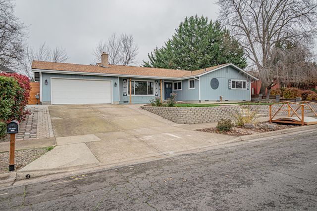 1916 Inverness Drive, Medford, OR 97504