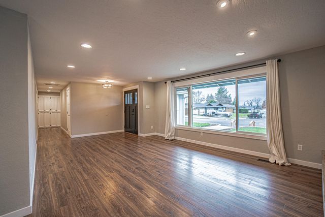 1916 Inverness Drive, Medford, OR 97504