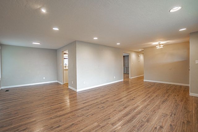 1916 Inverness Drive, Medford, OR 97504