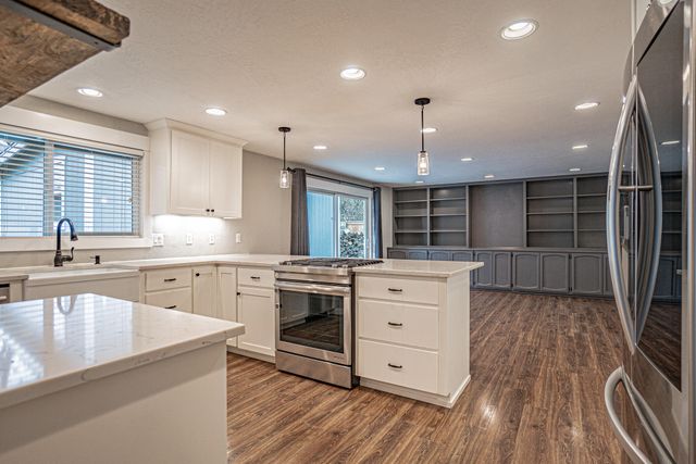 1916 Inverness Drive, Medford, OR 97504