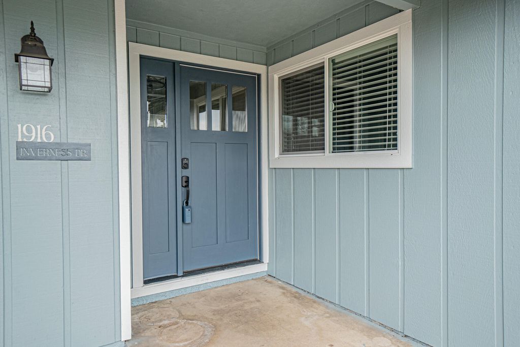 1916 Inverness Drive, Medford, OR 97504