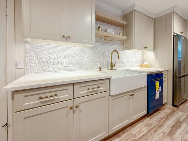 6811 Heron Drive, Houston, TX 77087