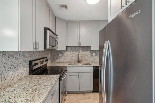 3040 NE 16th Avenue 402, Oakland Park, FL 33334