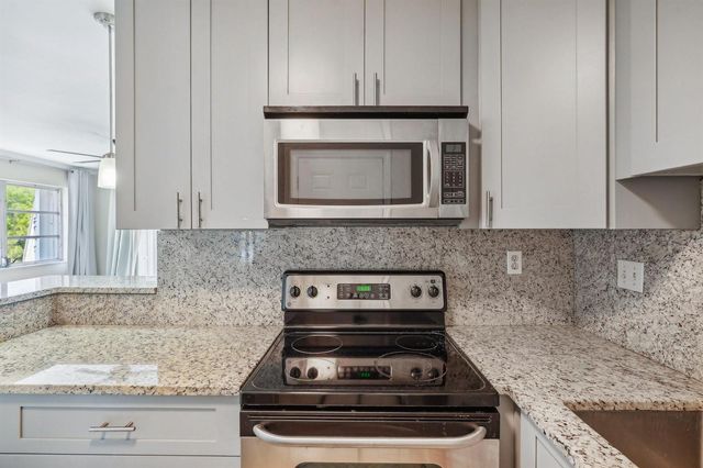 3040 NE 16th Avenue 402, Oakland Park, FL 33334