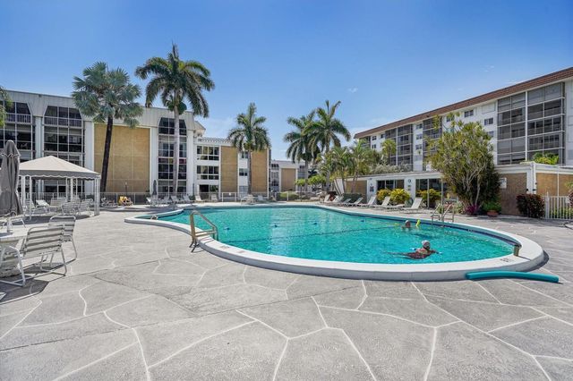 3040 NE 16th Avenue 402, Oakland Park, FL 33334