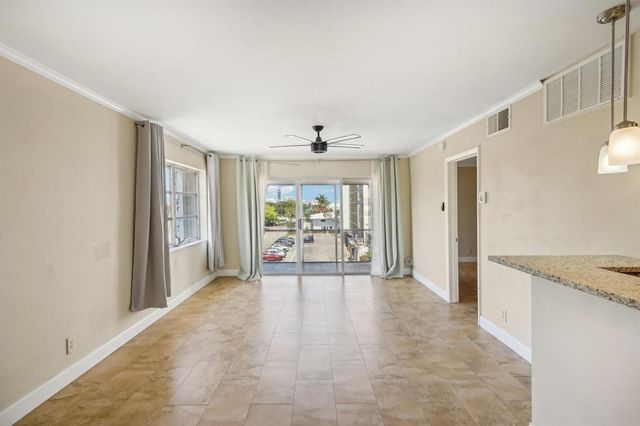 3040 NE 16th Avenue 402, Oakland Park, FL 33334