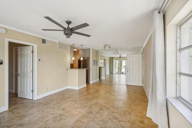3040 NE 16th Avenue 402, Oakland Park, FL 33334