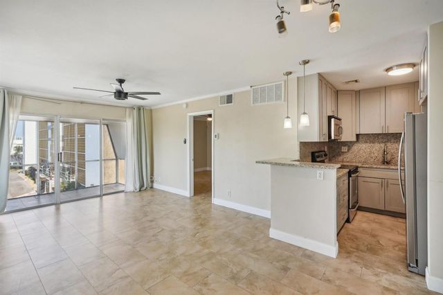3040 NE 16th Avenue 402, Oakland Park, FL 33334