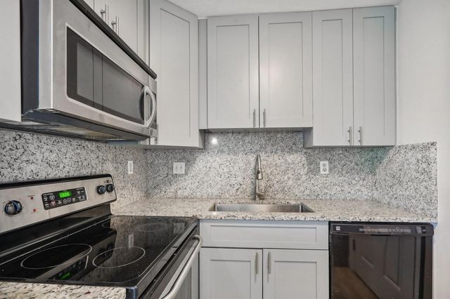 3040 NE 16th Avenue 402, Oakland Park, FL 33334