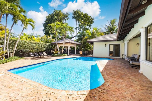 10601 SW 72nd Ct, Pinecrest, FL 33156