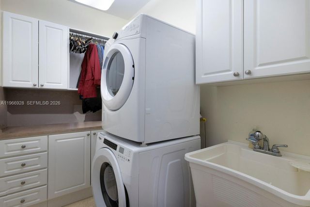 10601 SW 72nd Ct, Pinecrest, FL 33156