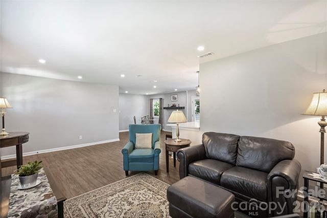 3724 Cobbleridge Drive, Charlotte, NC 28215