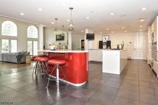 24 Wildwood Rd, Saddle River Boro, NJ 07458