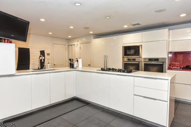 24 Wildwood Rd, Saddle River Boro, NJ 07458