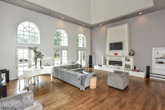 24 Wildwood Rd, Saddle River Boro, NJ 07458