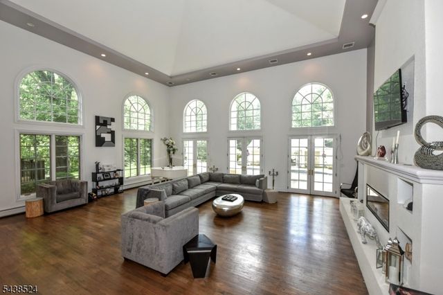 24 Wildwood Rd, Saddle River Boro, NJ 07458