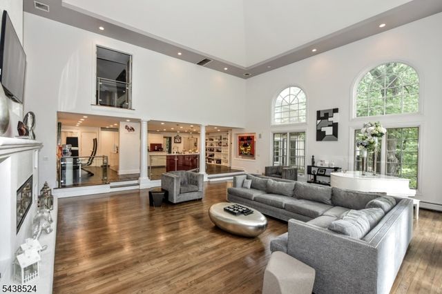 24 Wildwood Rd, Saddle River Boro, NJ 07458
