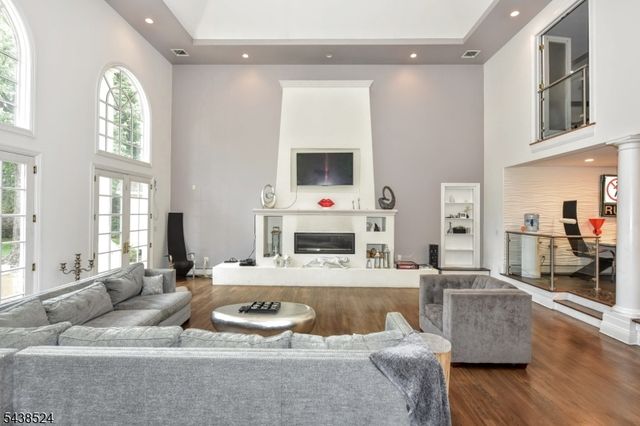 24 Wildwood Rd, Saddle River Boro, NJ 07458