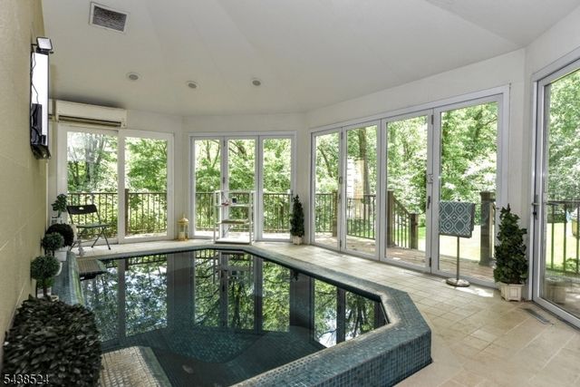 24 Wildwood Rd, Saddle River Boro, NJ 07458