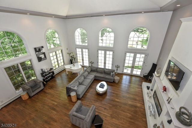 24 Wildwood Rd, Saddle River Boro, NJ 07458