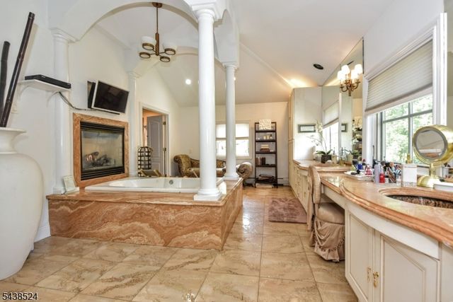24 Wildwood Rd, Saddle River Boro, NJ 07458