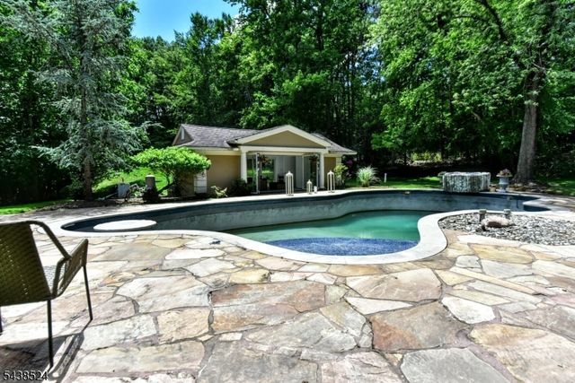 24 Wildwood Rd, Saddle River Boro, NJ 07458