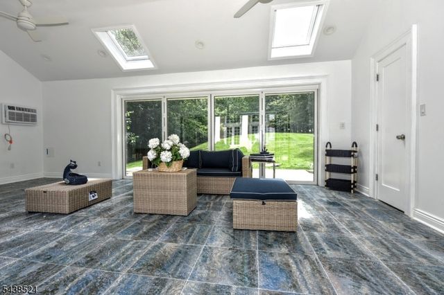 24 Wildwood Rd, Saddle River Boro, NJ 07458